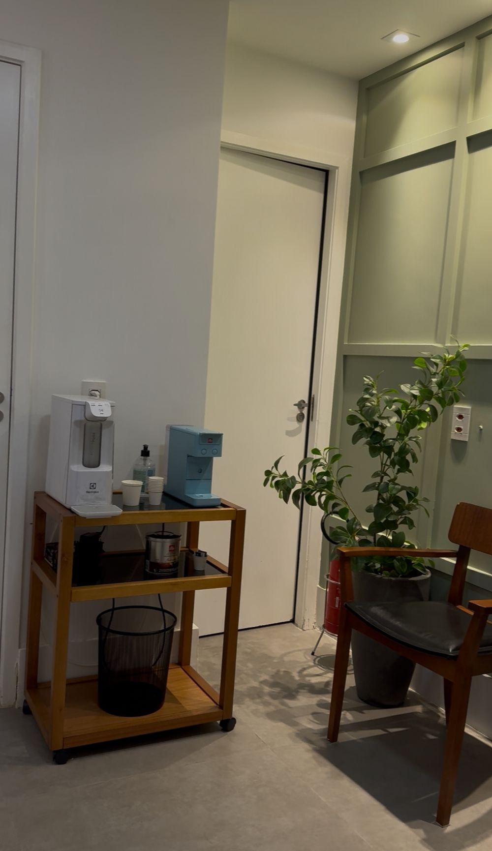 Espaço de espera com café e água para os pacientes