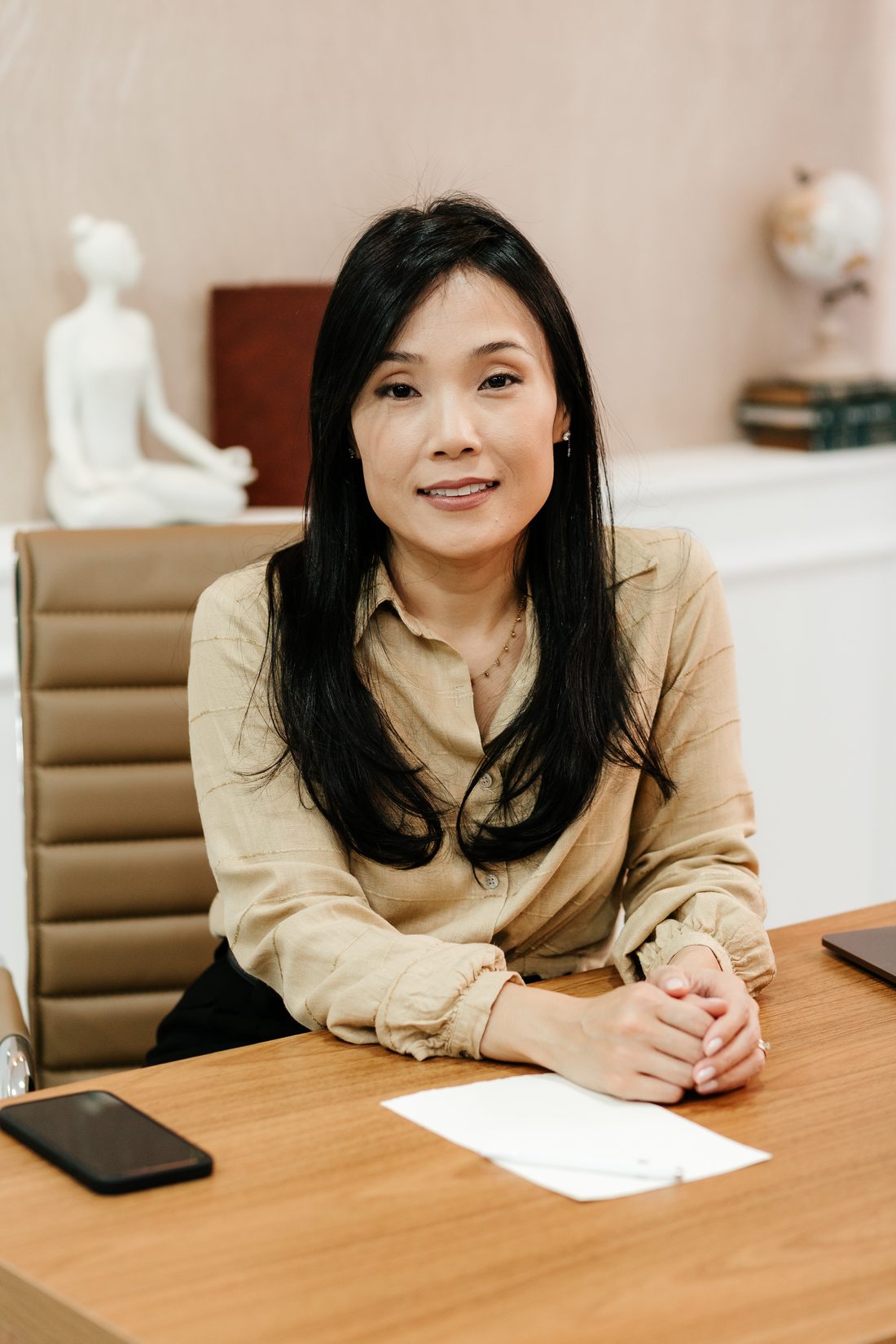 Dra. Erika Matsumura, fonoaudióloga do sono, em seu consultório