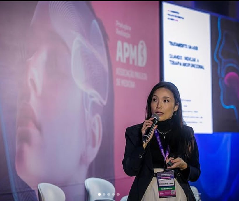 Dra. Erika Matsumura em palestra na Associação Paulista de Medicina